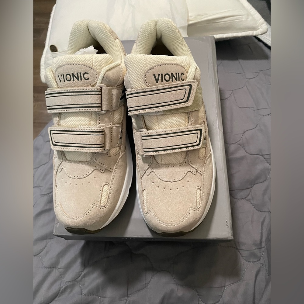 NWT vionic woman’s walker classic.